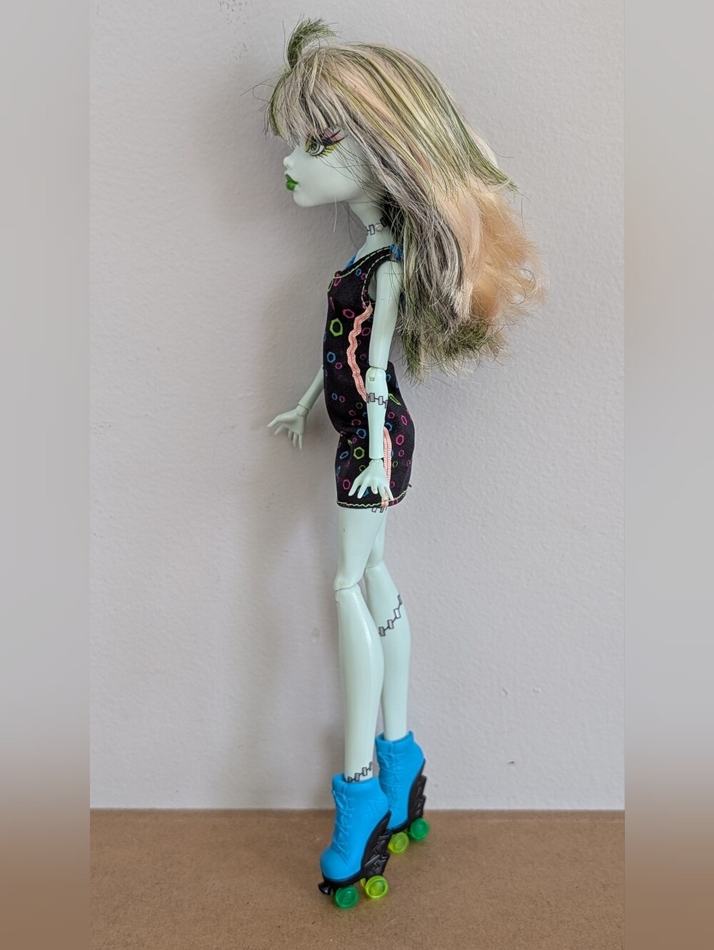 Monster High Skulltimate Roller Maze Frankie Stein Doll - Picture 3 of 10